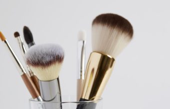 The Best Makeup Brushes for Powder Products, According to
Makeup Artists